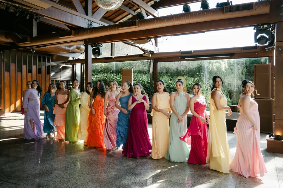 madrinhas com vestidos coloridos