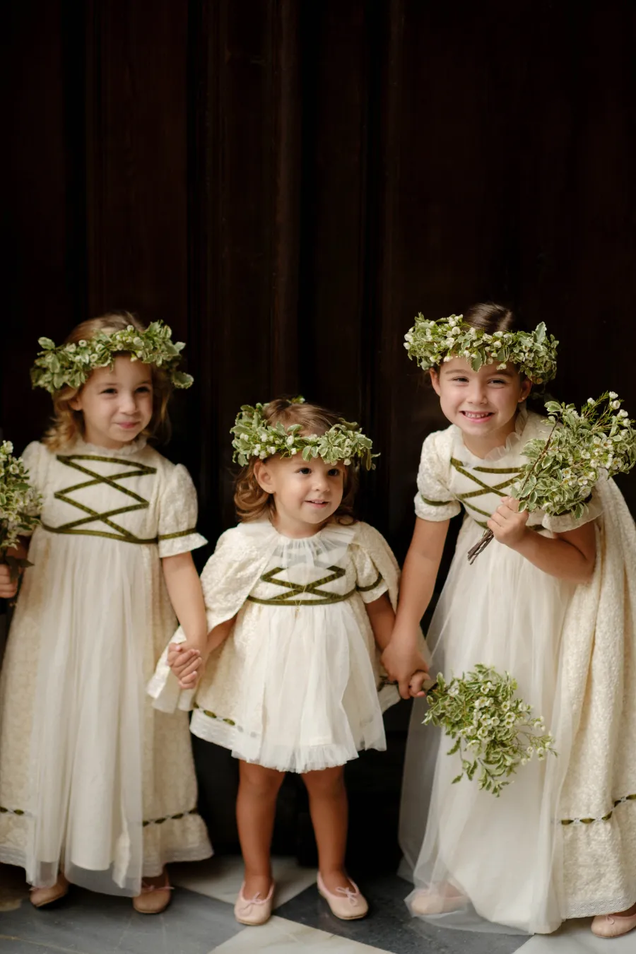 daminhas com tiara de plantas