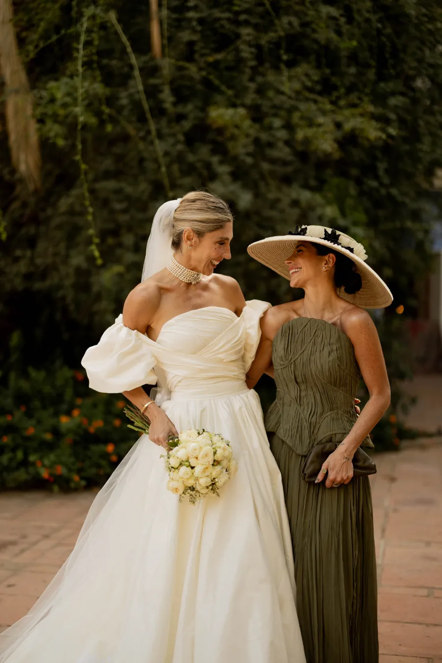noiva ao lado de madrinhas de verde