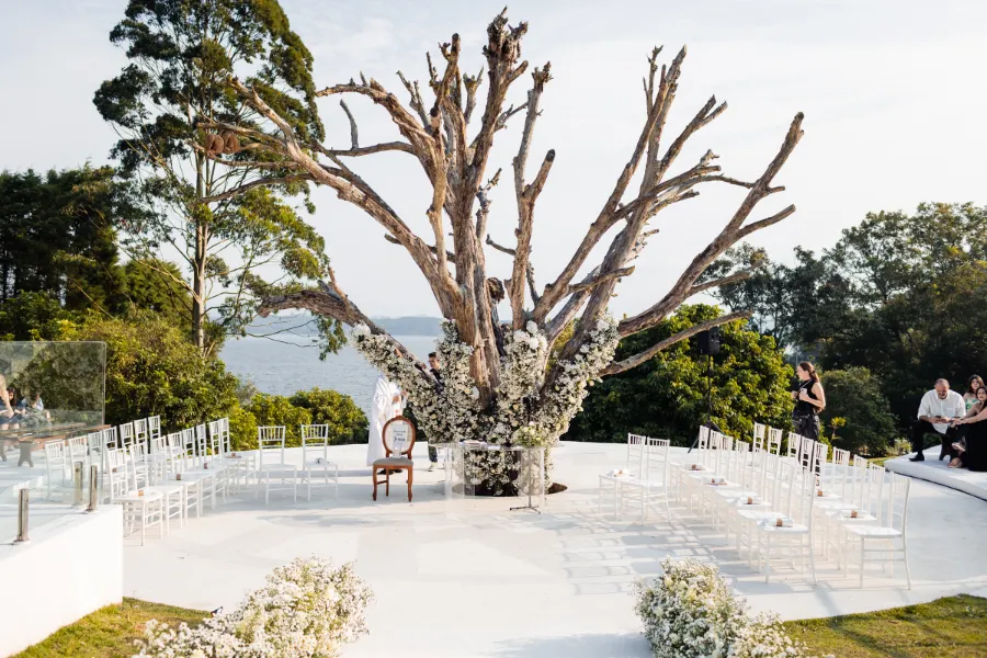 altar de casamento com arvore no centro
