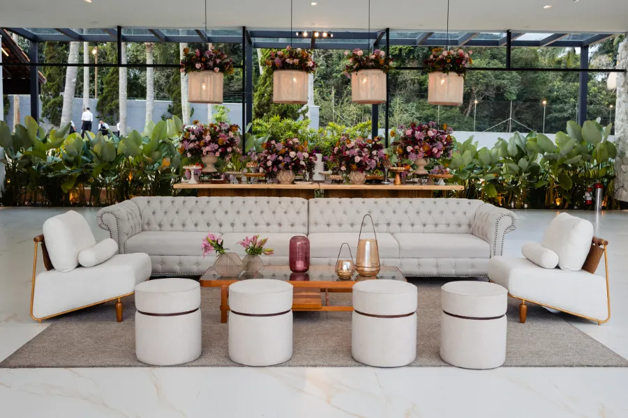 lounge de casamento com flores e plantas