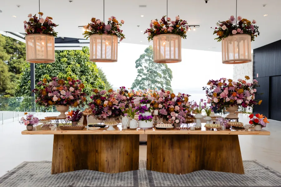 mesa do bolo de casamento com decoração romantica