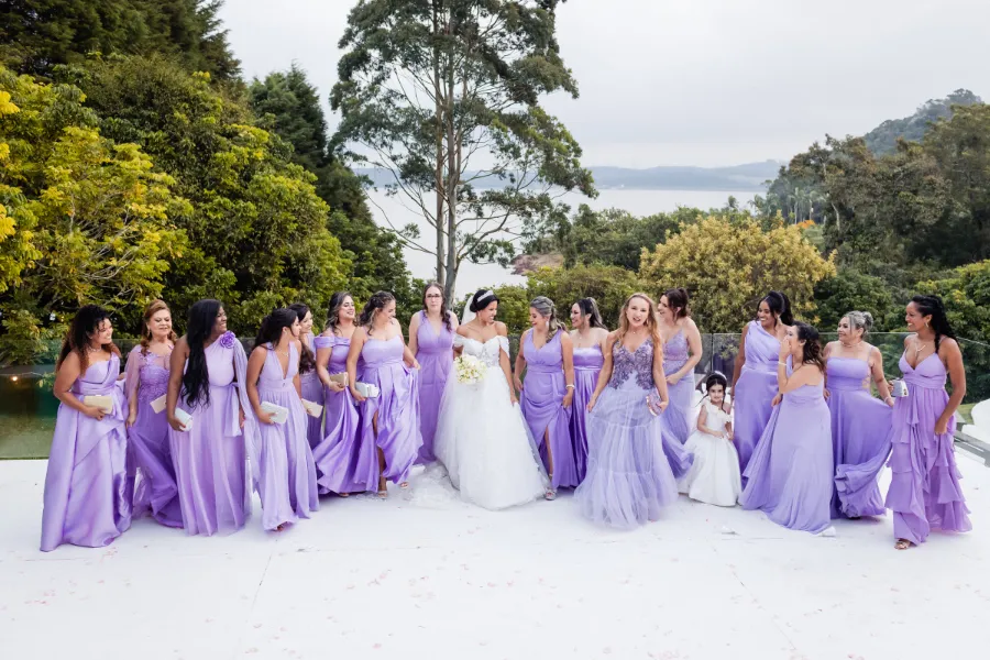noiva ao lado das madrinhas de lilás