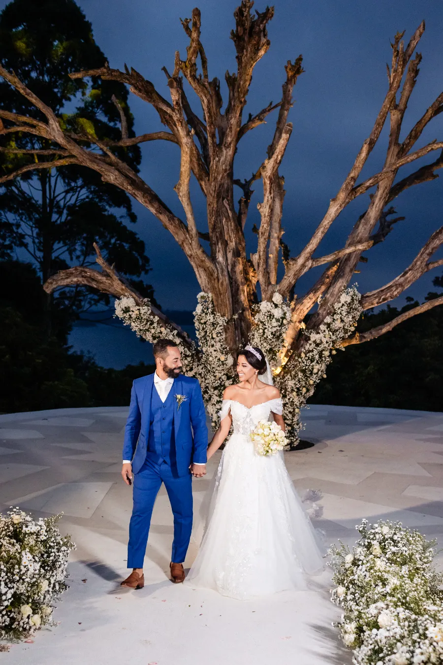 noivos de mãos dadas 