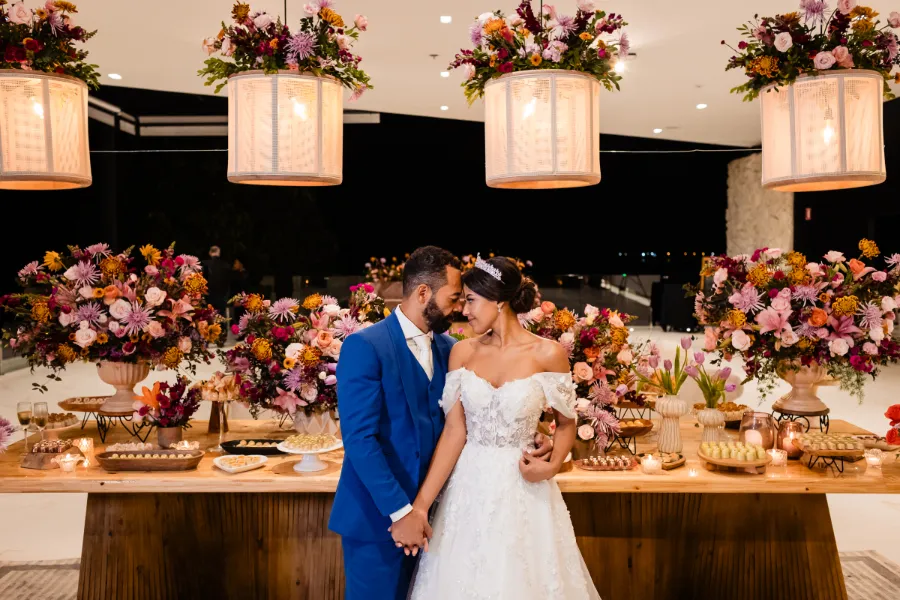 noivos de mãos dadas