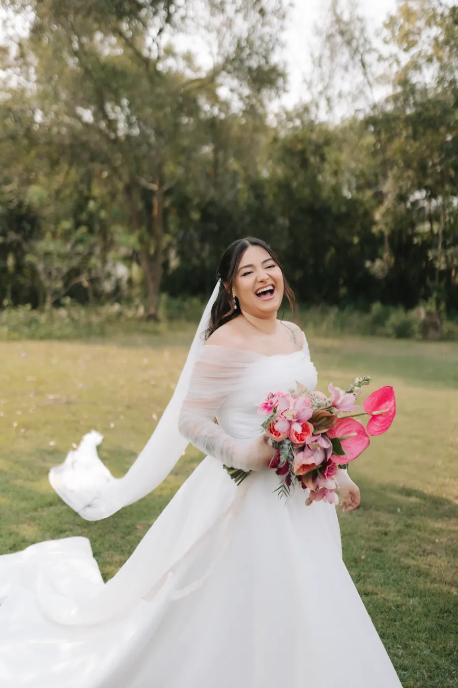 noiva com buque rosa