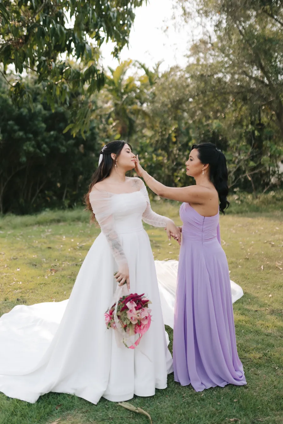 noiva com buque rosa com a mãe de vestido lilás