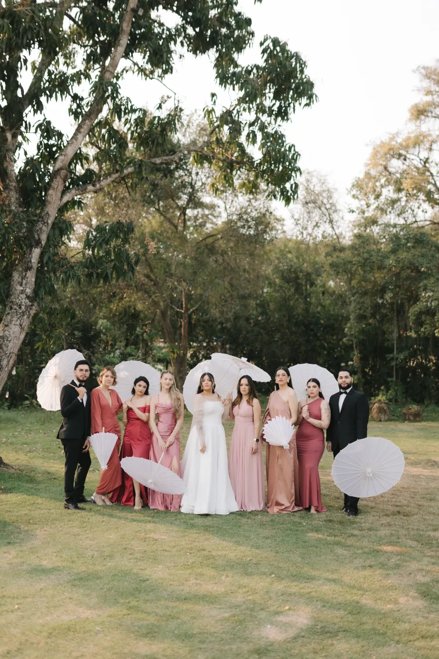 noiva ao lado de convidados com sombrinha