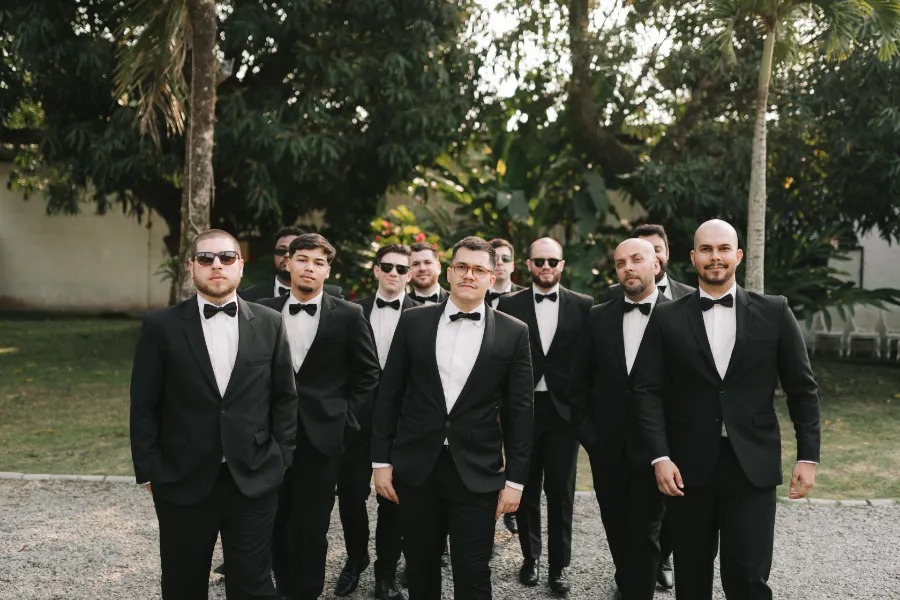 noivo e padrinhos como smoking preto