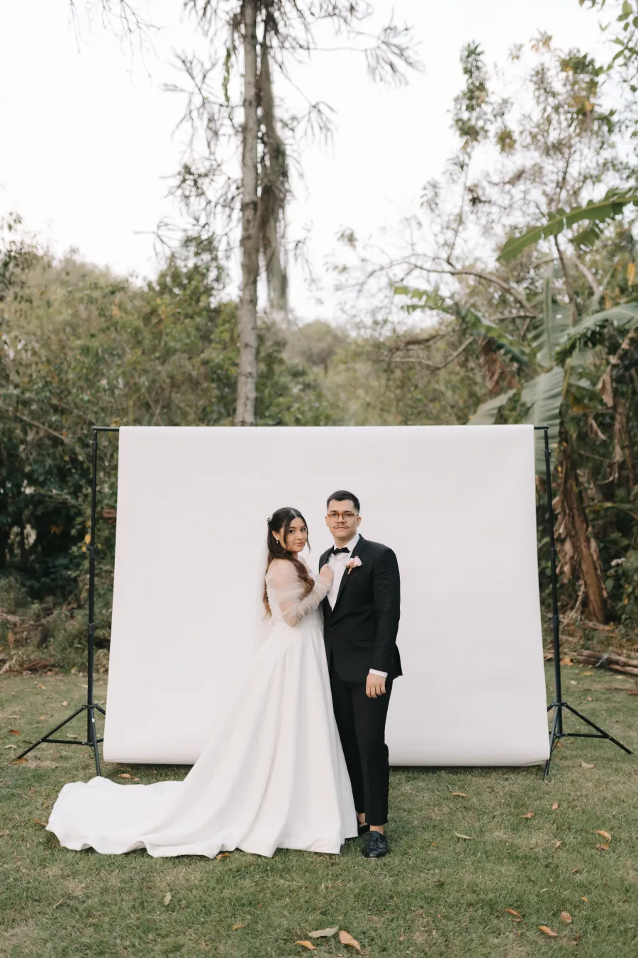 noivos na frente de painel de foto
