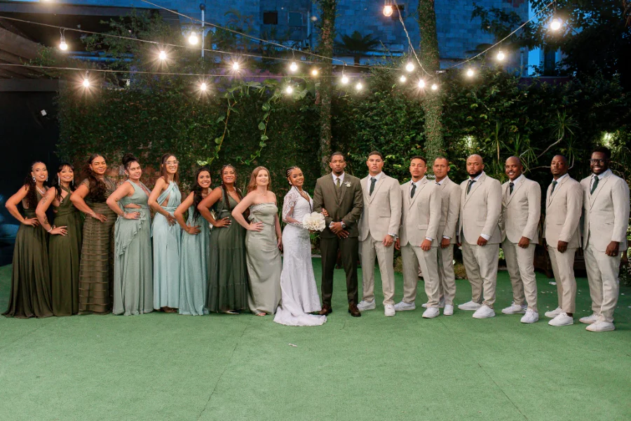 noivos ao lado de madrinhas e padrinhos