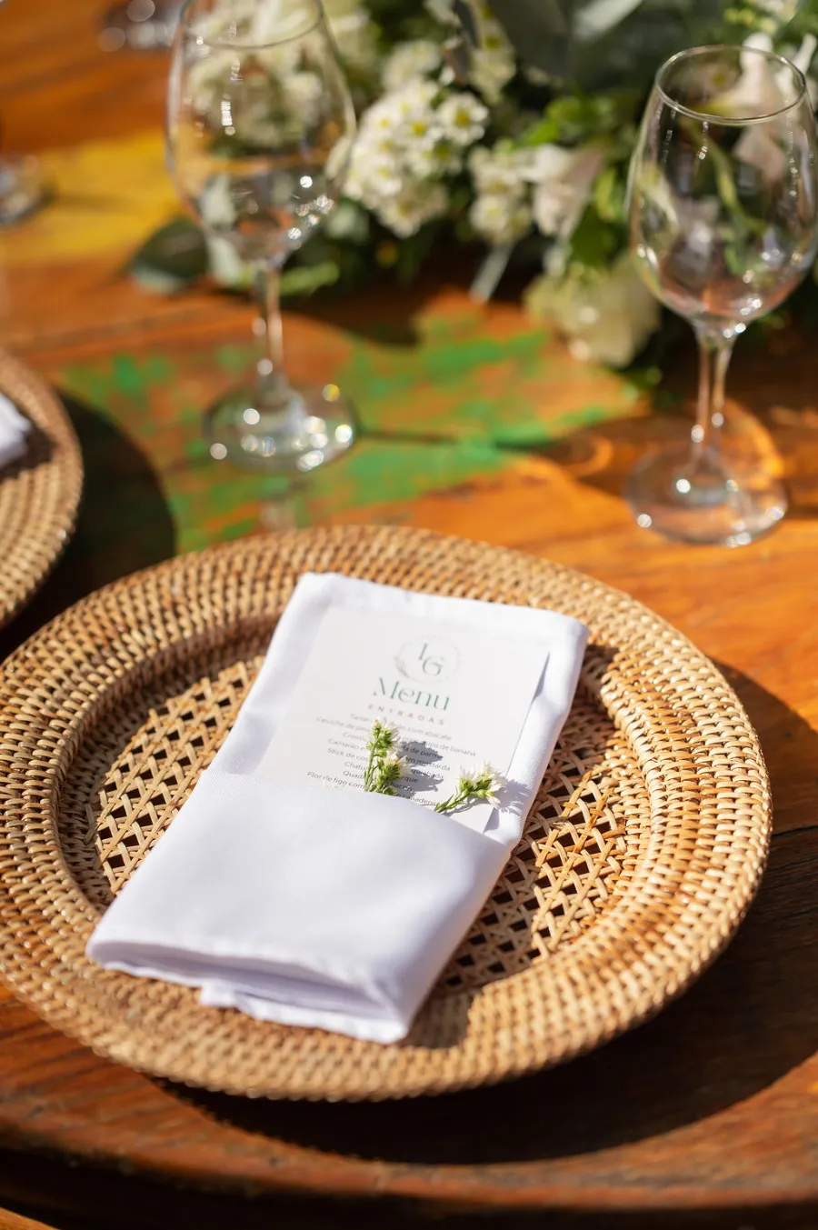 mesa posta com sousplat de palha