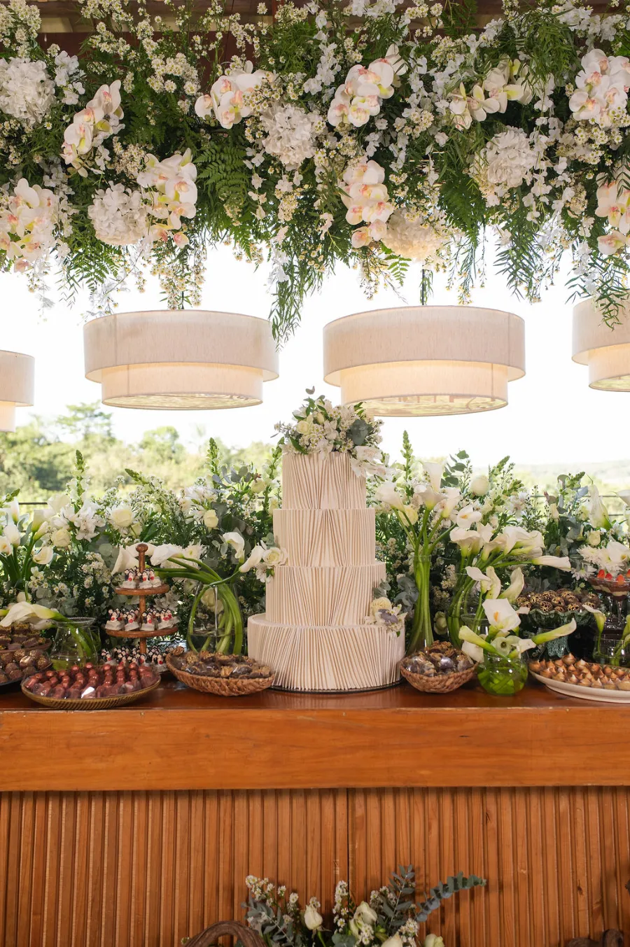 mesa do bolo de casamento verde e branco