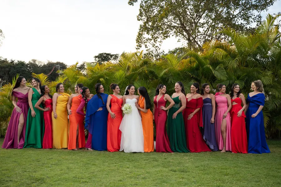 noiva ao lado das madrinhas de vestidos coloridos