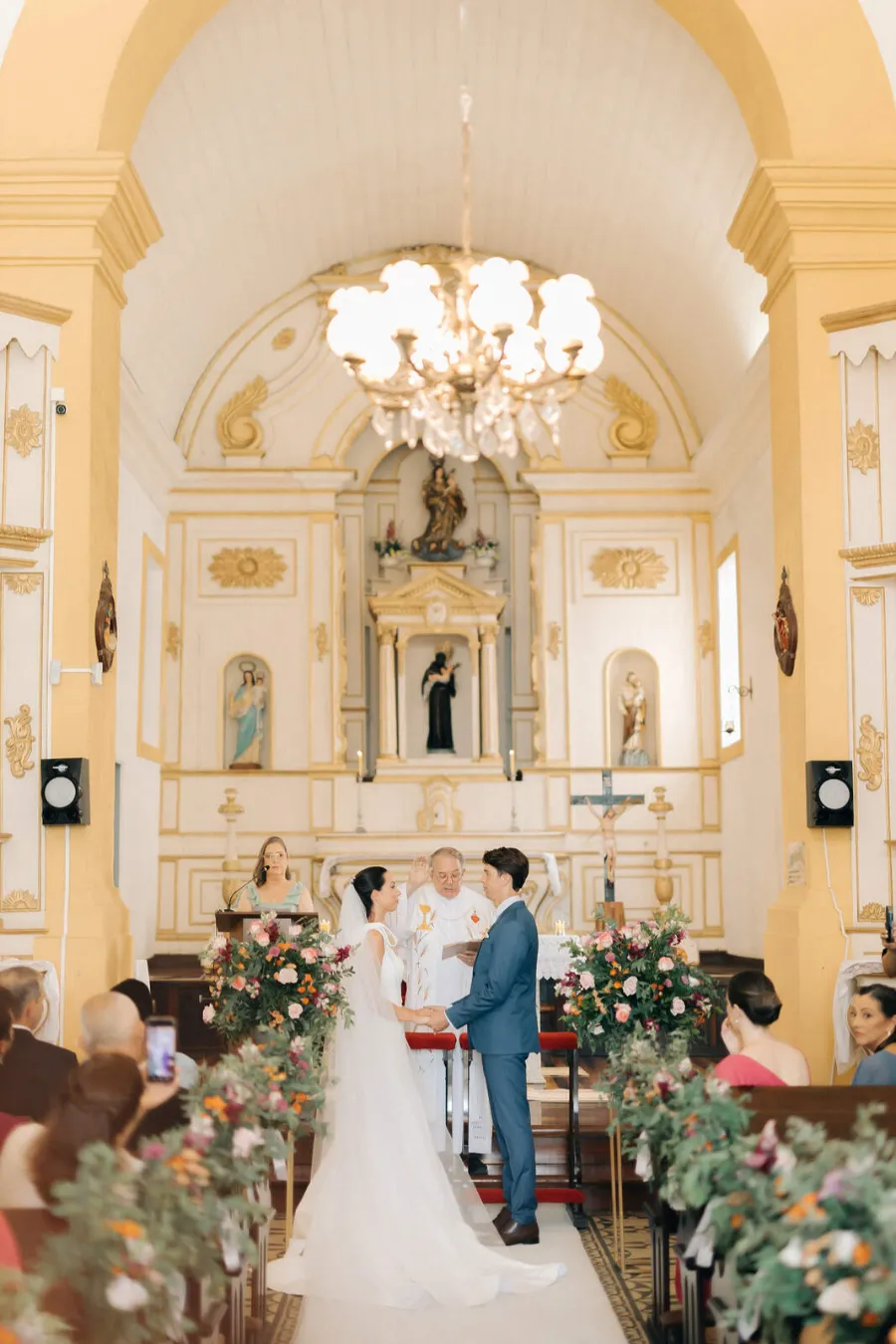 casamento na igreja com decoração de flores coloridas