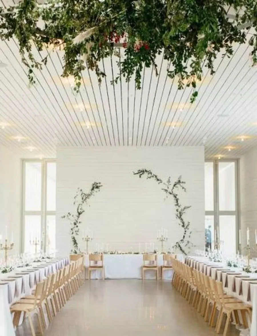 decoração de casamento minimalista com mesas comunitárias