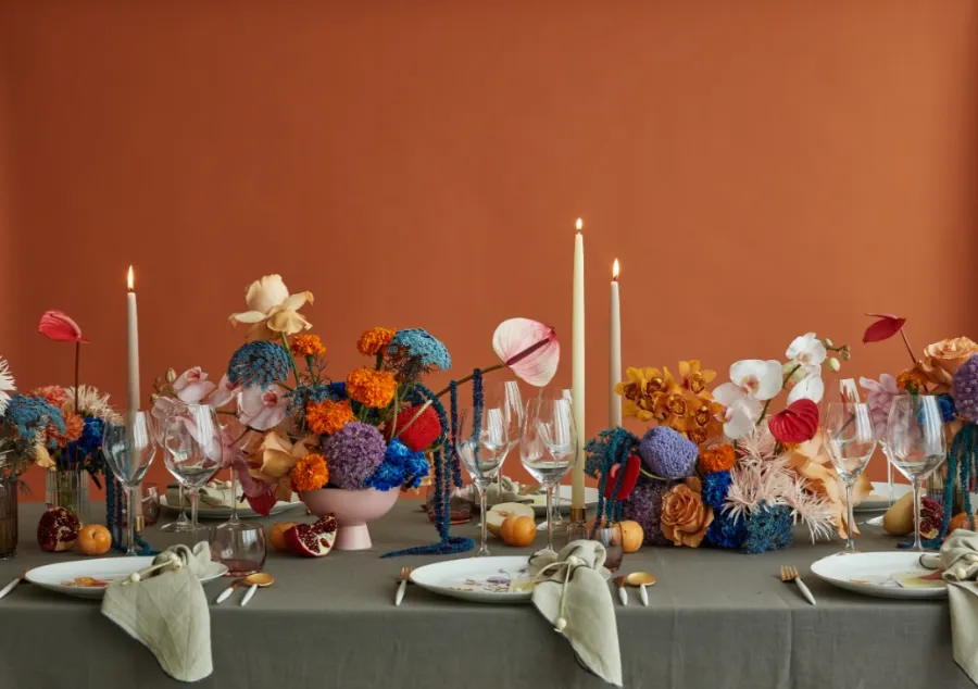 mesa posta colorida no estilo moderno