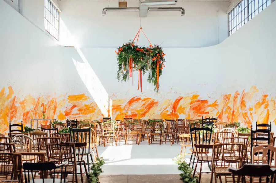 cerimônia de casamento com decoração de casamento em tons de laranja