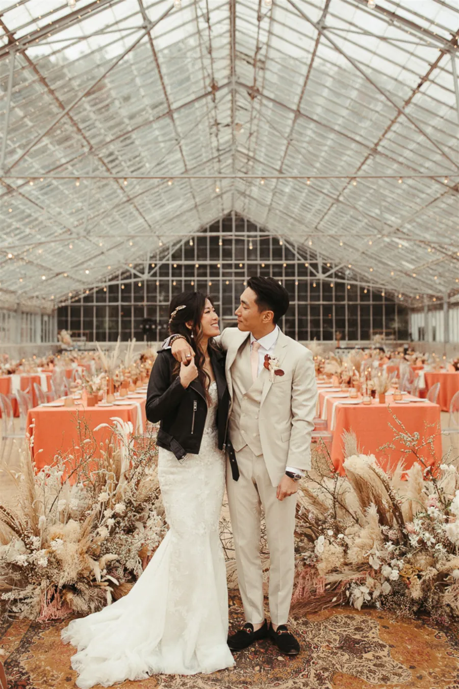 noivos abraçados em salão