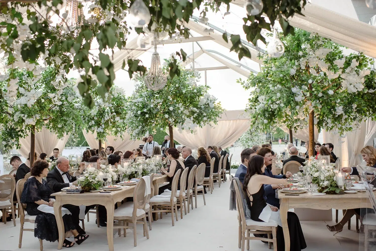 noivos em salão para casamento com flores bancas