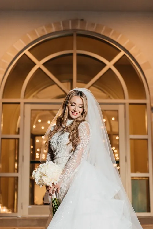 noiva em frente a janela