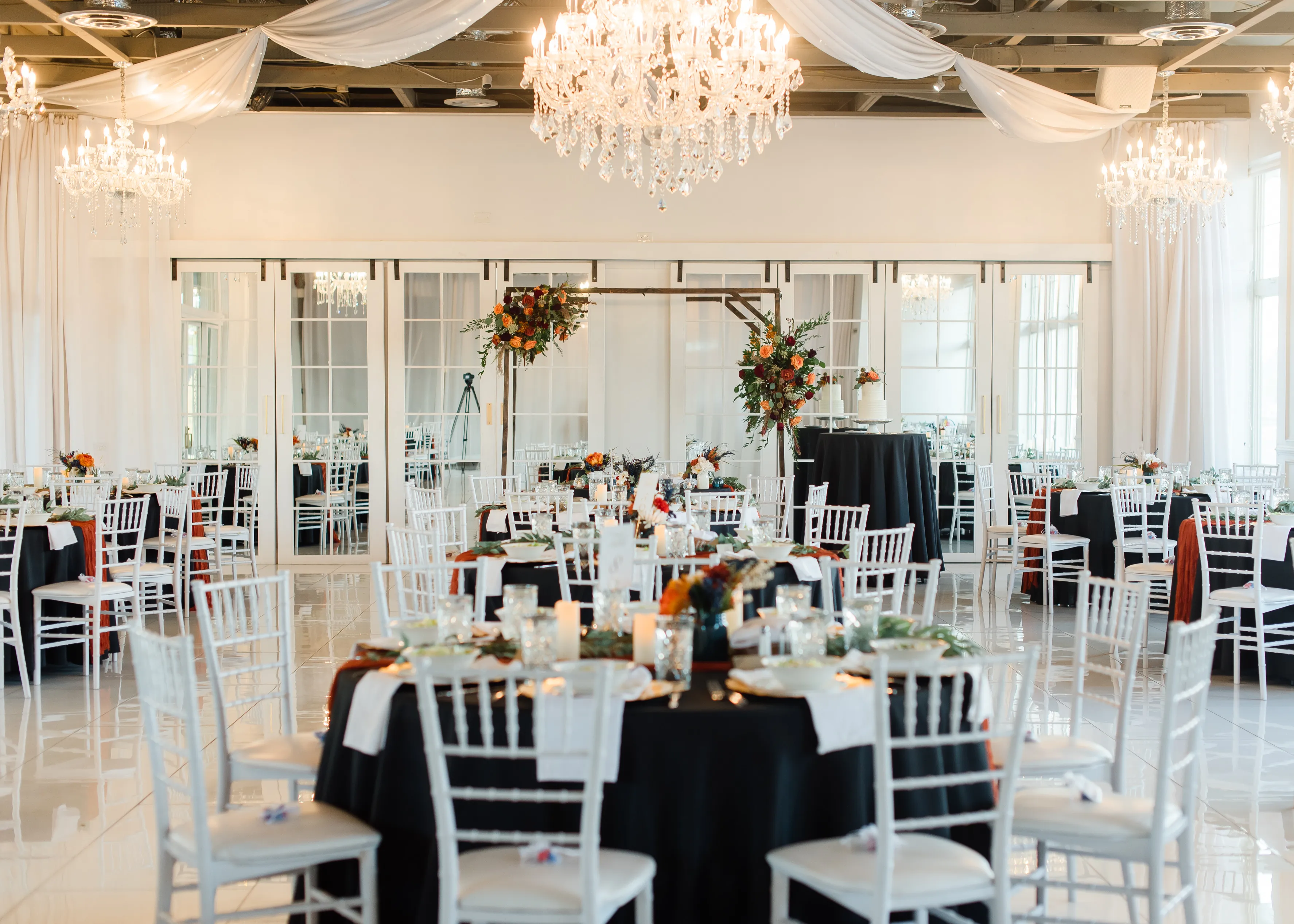 salão para casamento com decoração preta e branca