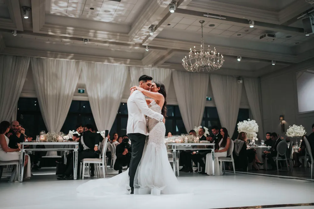 noivos dançando no salão de casamento