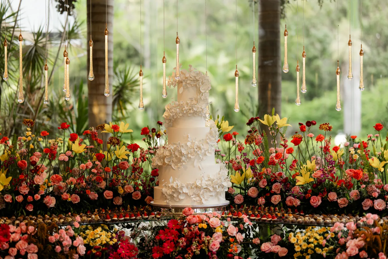 mesa de bolo de casamento amarelo, rosa e laranja