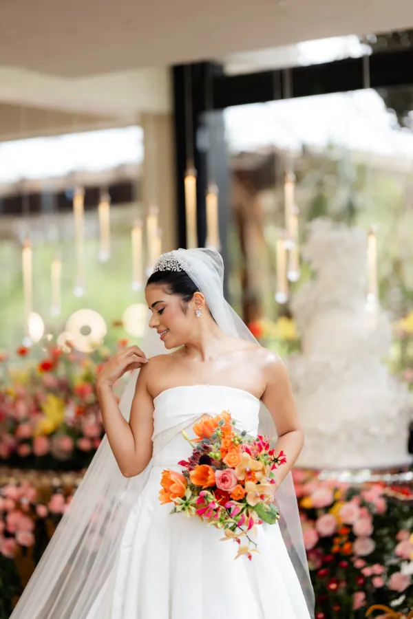 noiva com buque colorido