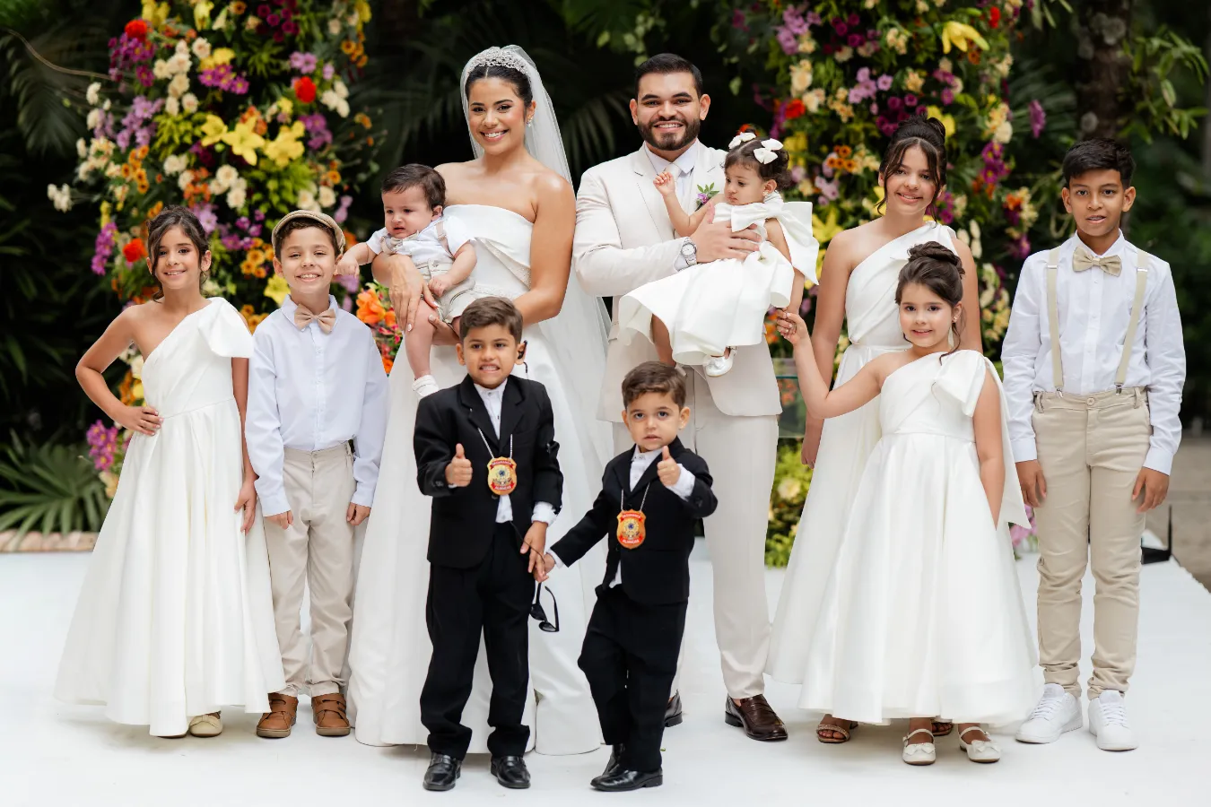 noivos com pajens e daminhas de casamento
