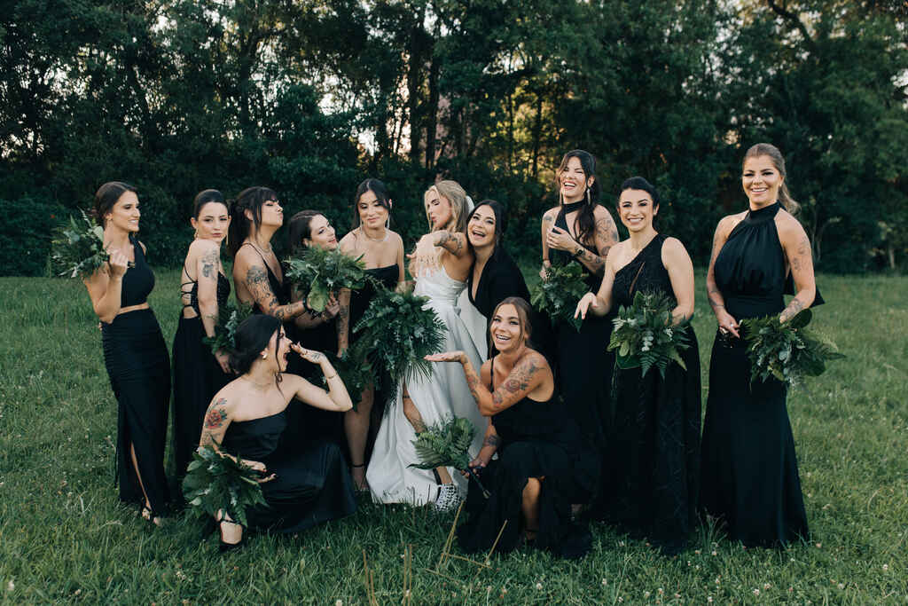 noiva ao lado das madrinhas de preto com buque preto