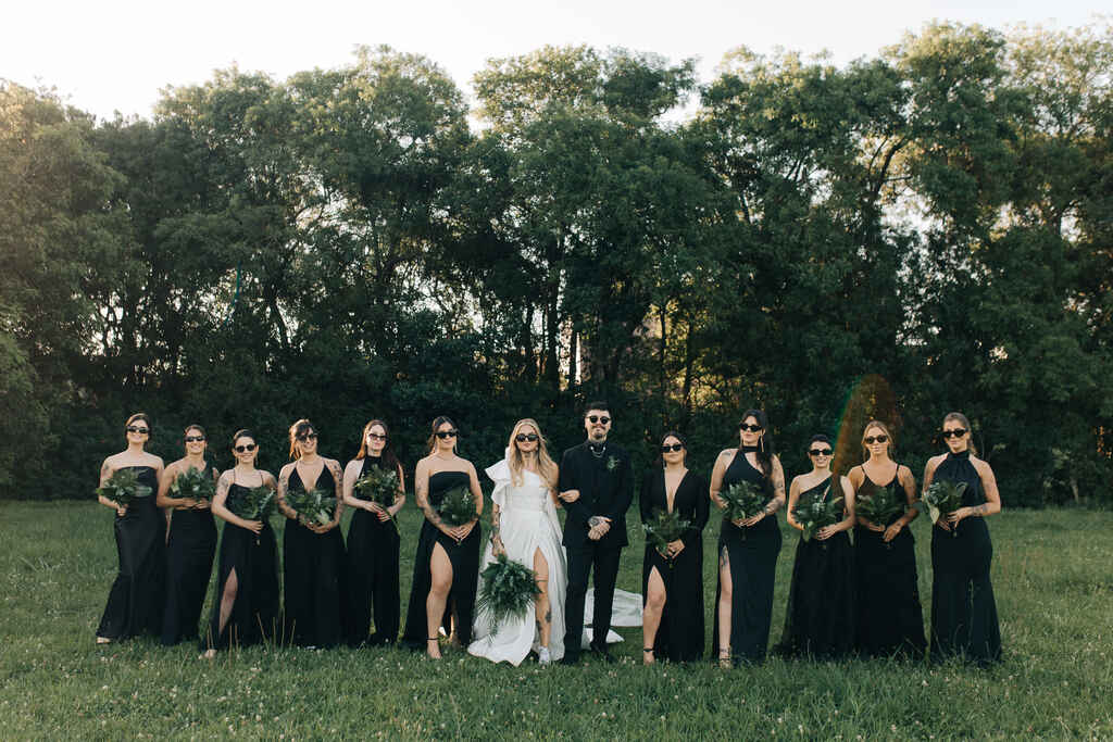 noivos ao lado das madrinhas de preo e buque ao ar livre