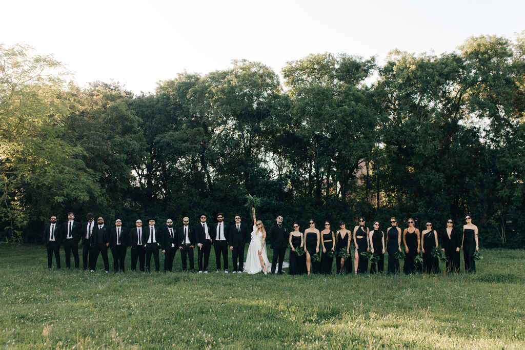 noivos ao lado de padrinhos e madrinhas de preto