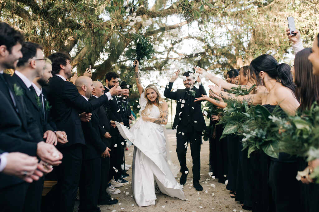 saída dos noivos com madrinhas e padrinhos