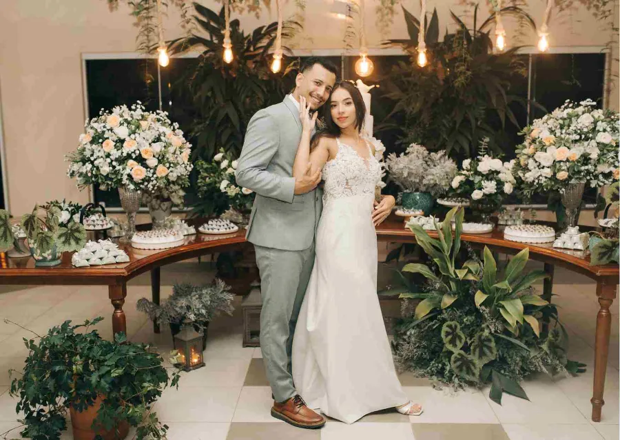 noivos em sal&atilde;o em casamento