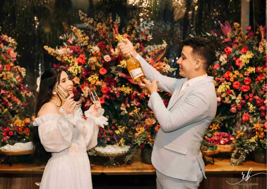 noivos brindando