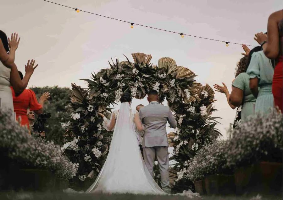 noivos no casamento ao ar livre em piracicaba