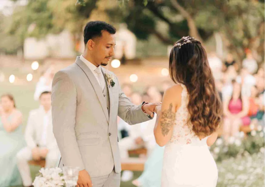 noivos trocando alian&ccedil;as no casamento no campo em piracicaba