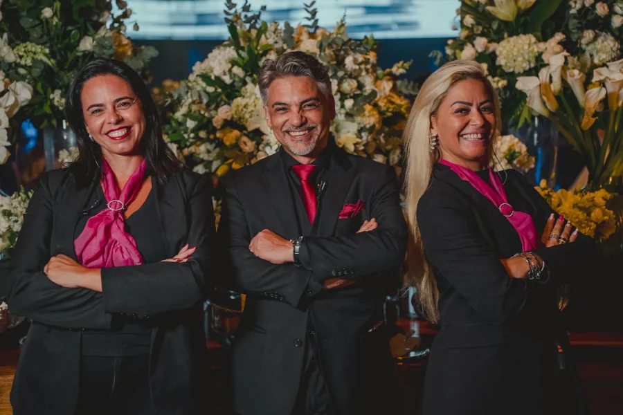 assessores de casamento sorrindo