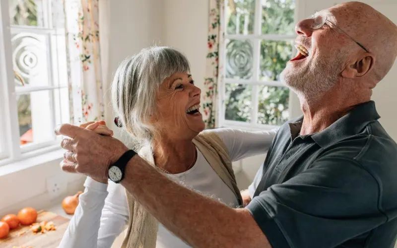 casal de idosos dan&ccedil;ando na cozinha