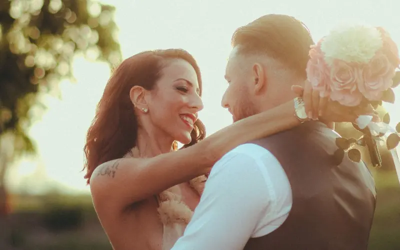 casal de noivos dan&ccedil;ando ao ar livre