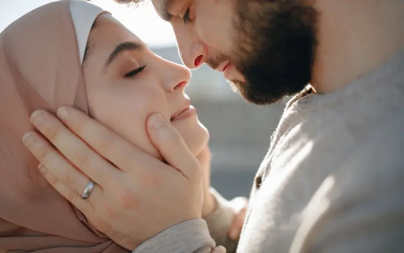 casal em momento rom&acirc;ntico um olhando para o outro