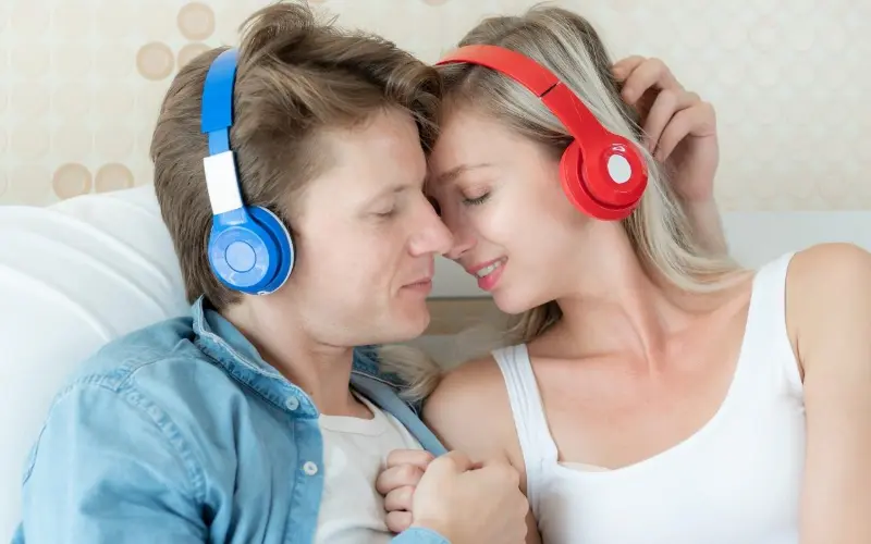 casal ouvindo m&uacute;sica juntos