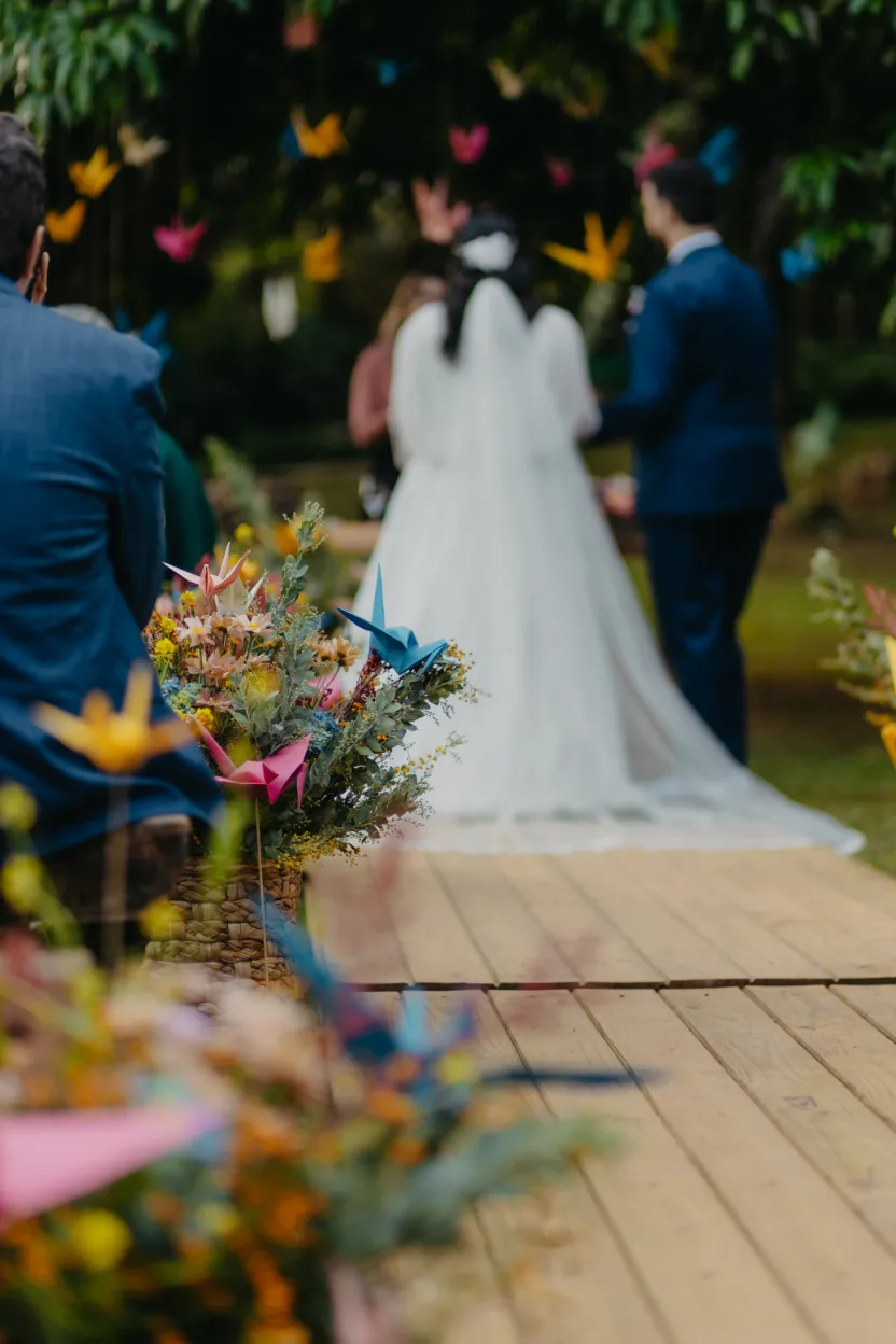 noivos em casamento com decora&ccedil;&atilde;o de casamento com tsurus