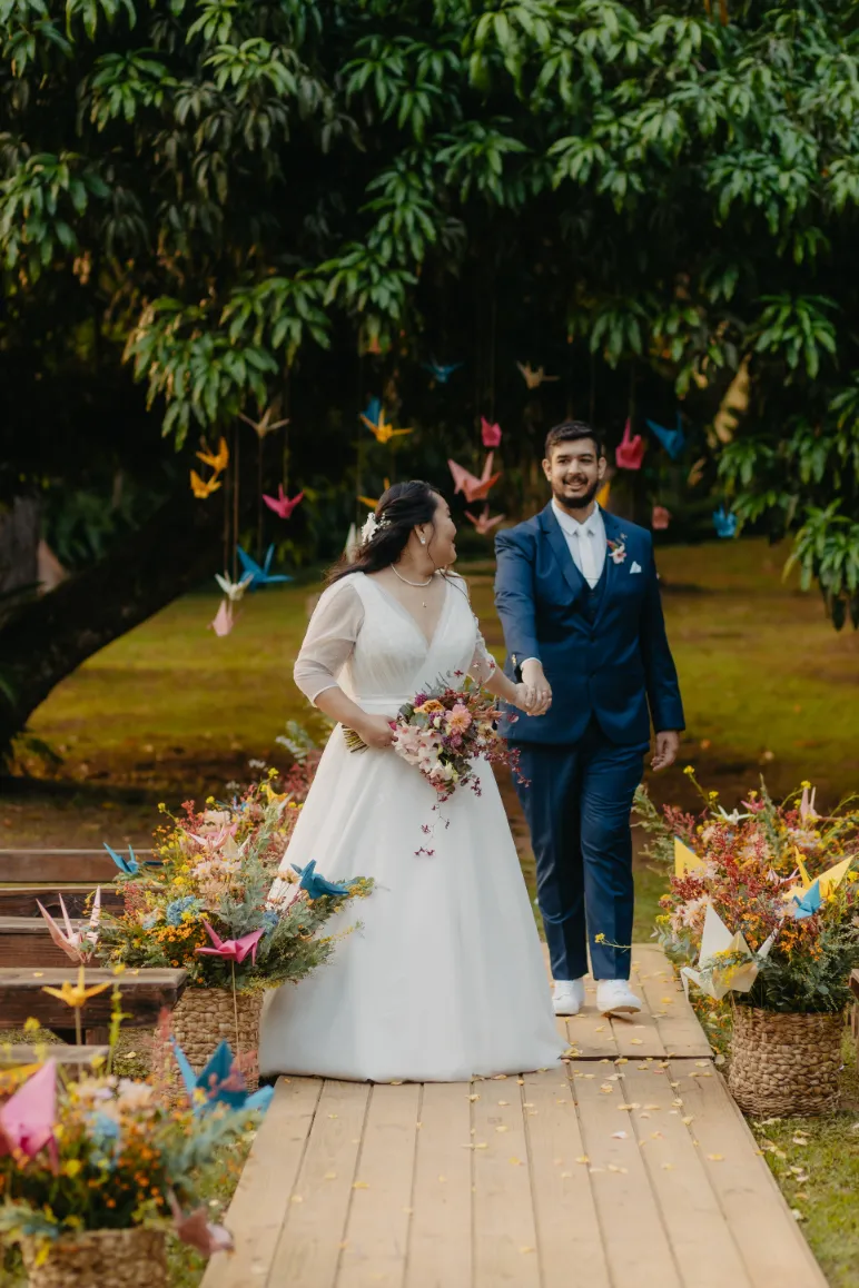 noivos em altar com tsurus