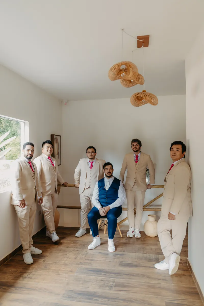 noivo ao lado dos padrinhos