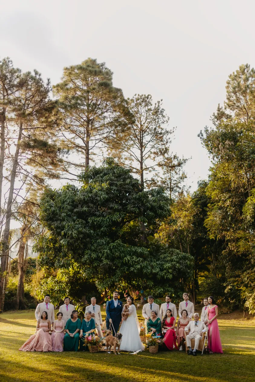 madrinhas e padrinhos em casamento no jardim