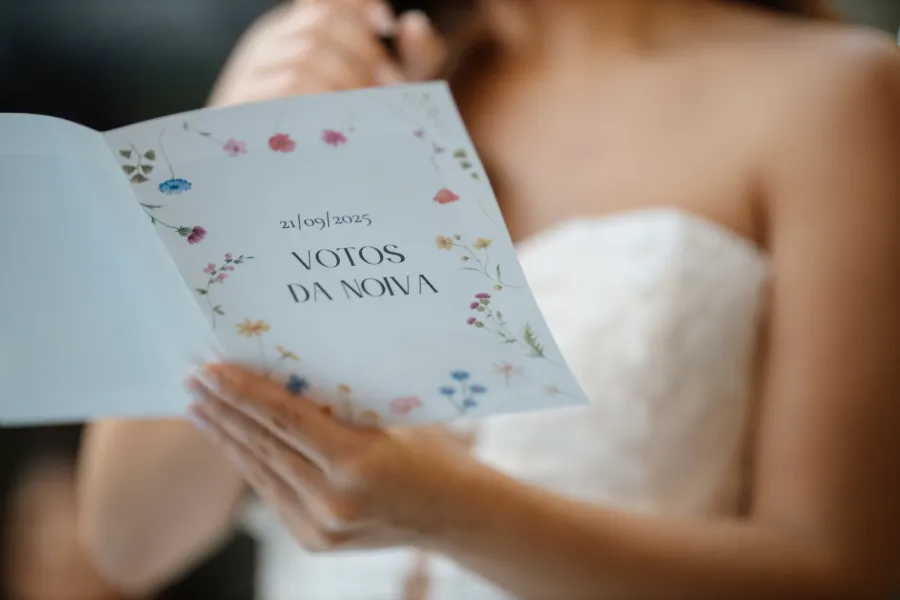 noiva segurando o cadernod e votos floral