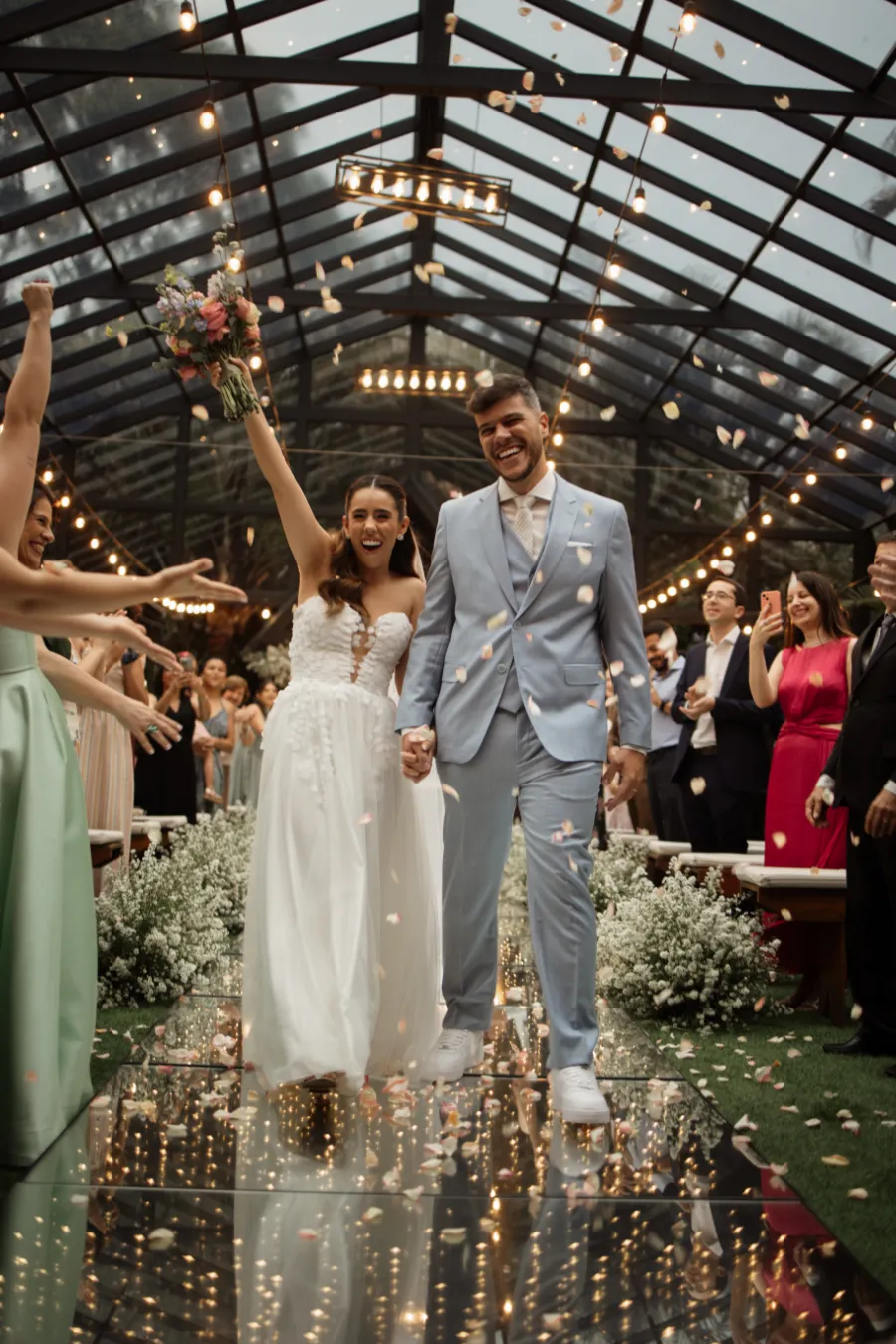 sa&iacute;da dos noivos