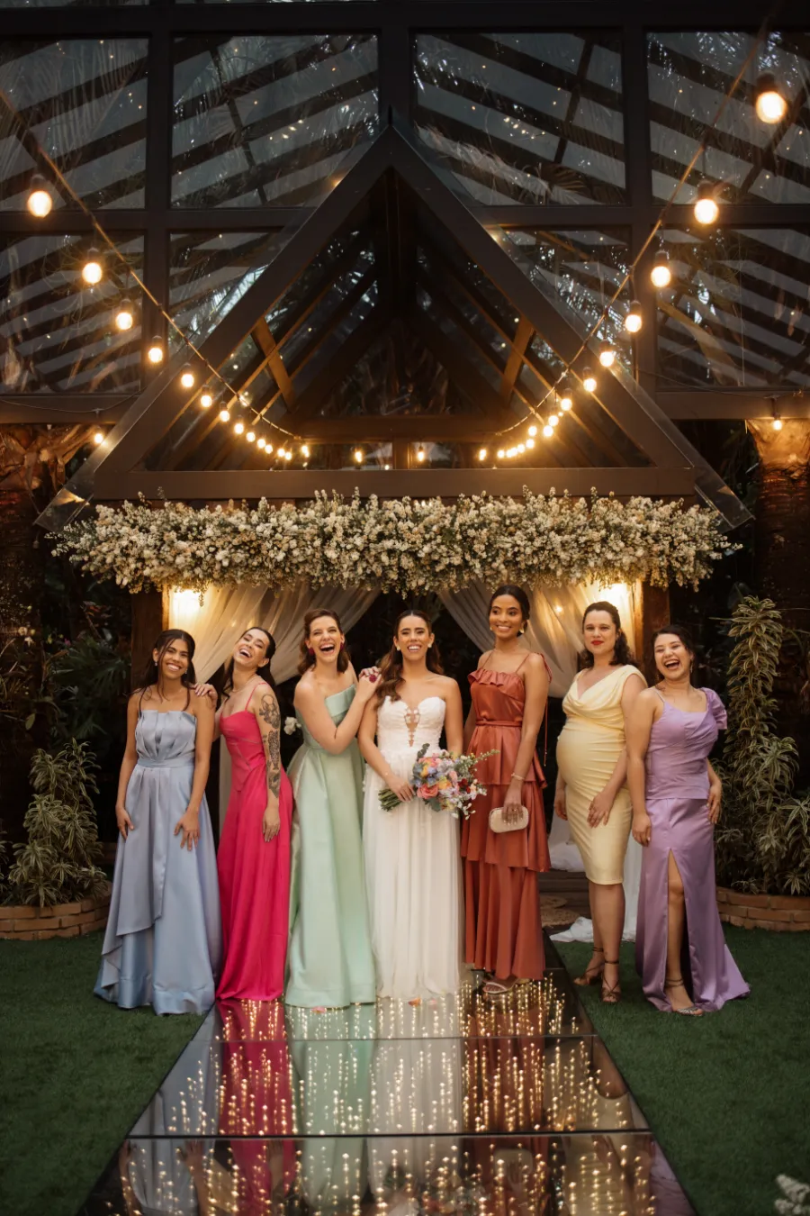 noiva ao lado de madrinhas de colorido